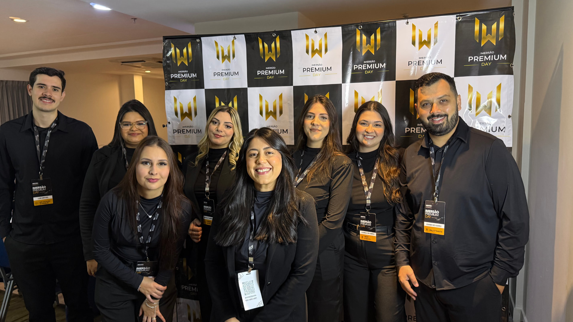 Equipe WPremium no backdrop do Premium Day